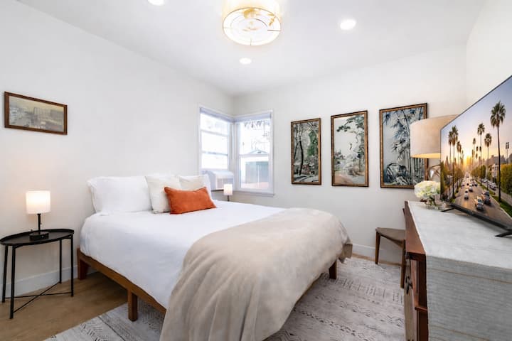 Спалнята на кралицата има легло Casper, самостоятелен отоплителен уред/климатик, смарт телевизор, щори за затъмняване отгоре надолу/отдолу нагоре и много място за съхранение на дрехи.