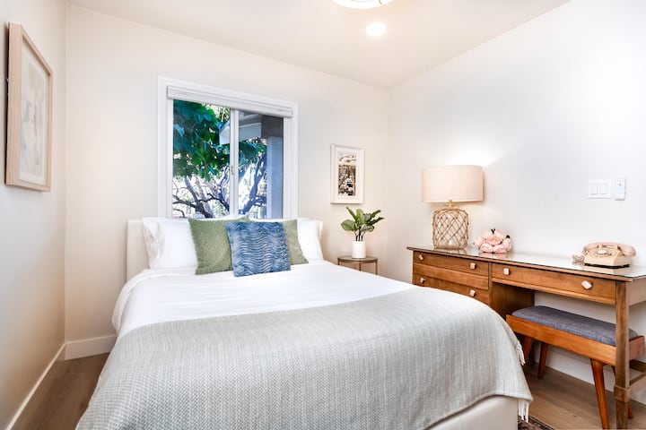 Отпуснете се в голямото легло Casper или поработете на бюрото, което преди е принадлежало на Белинда Карлайл от групата The Go-Go's.