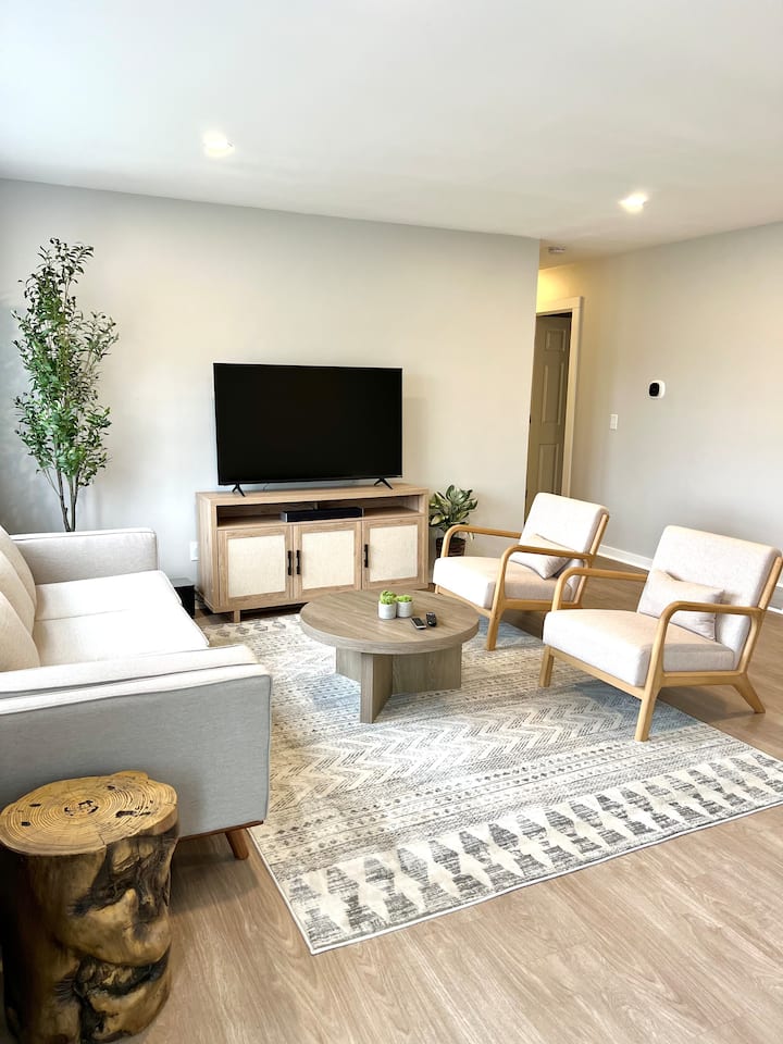 Modern Farmhouse | Sleeps 9, Fire Pit, Lakeview