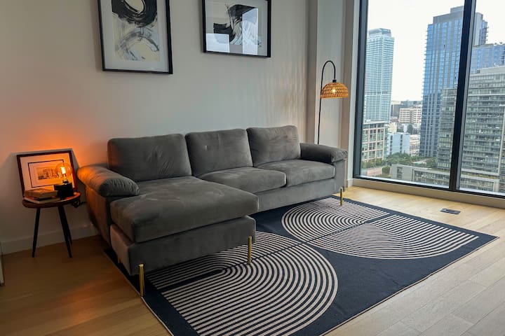 DTLA City Views Apt | Steps to All Attractions