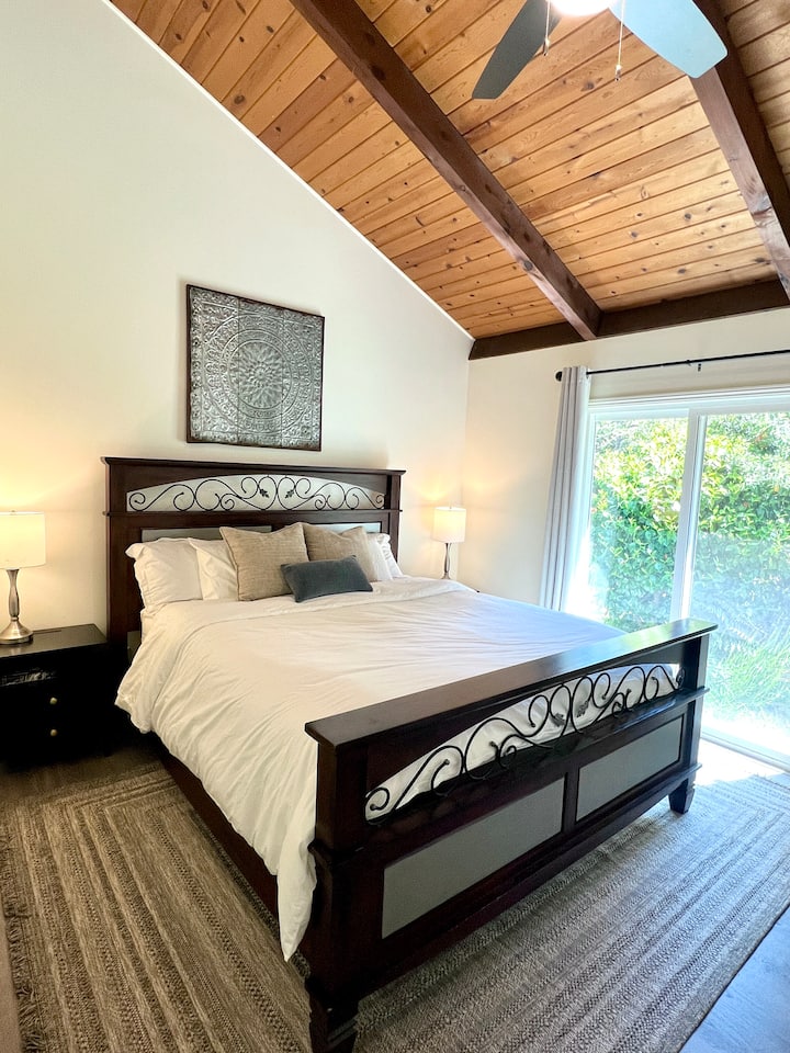 Ugodna glavna spavaća soba sadrži udoban bračni krevet i privatnu kupaonicu, a klizna vrata otvaraju se izravno prema van, što je savršeno za buđenje na svježem zraku.