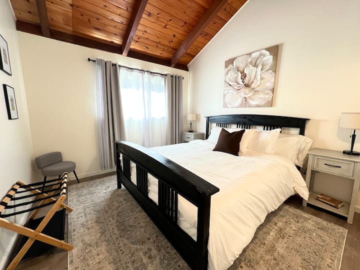 Uživajte u udobnosti – ovaj veliki bračni krevet jamči mir i opuštanje.