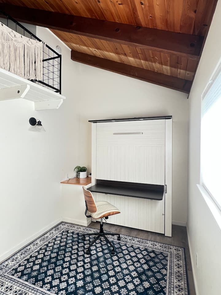 Treća spavaća soba ima sklopivi krevet koji može poslužiti kao radni stol za poslovne putnike ili se može rasklopiti i tako osigurati još jedno mjesto za spavanje. 