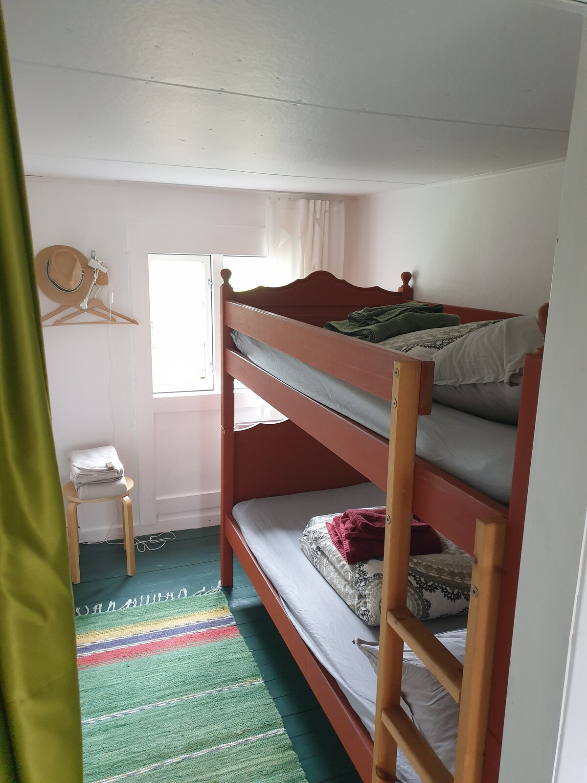 Stapelbedden 200x90, meer dan genoeg ruimte voor groot en klein.
Let op: alleen gordijnen als deur naar de slaapkamers.