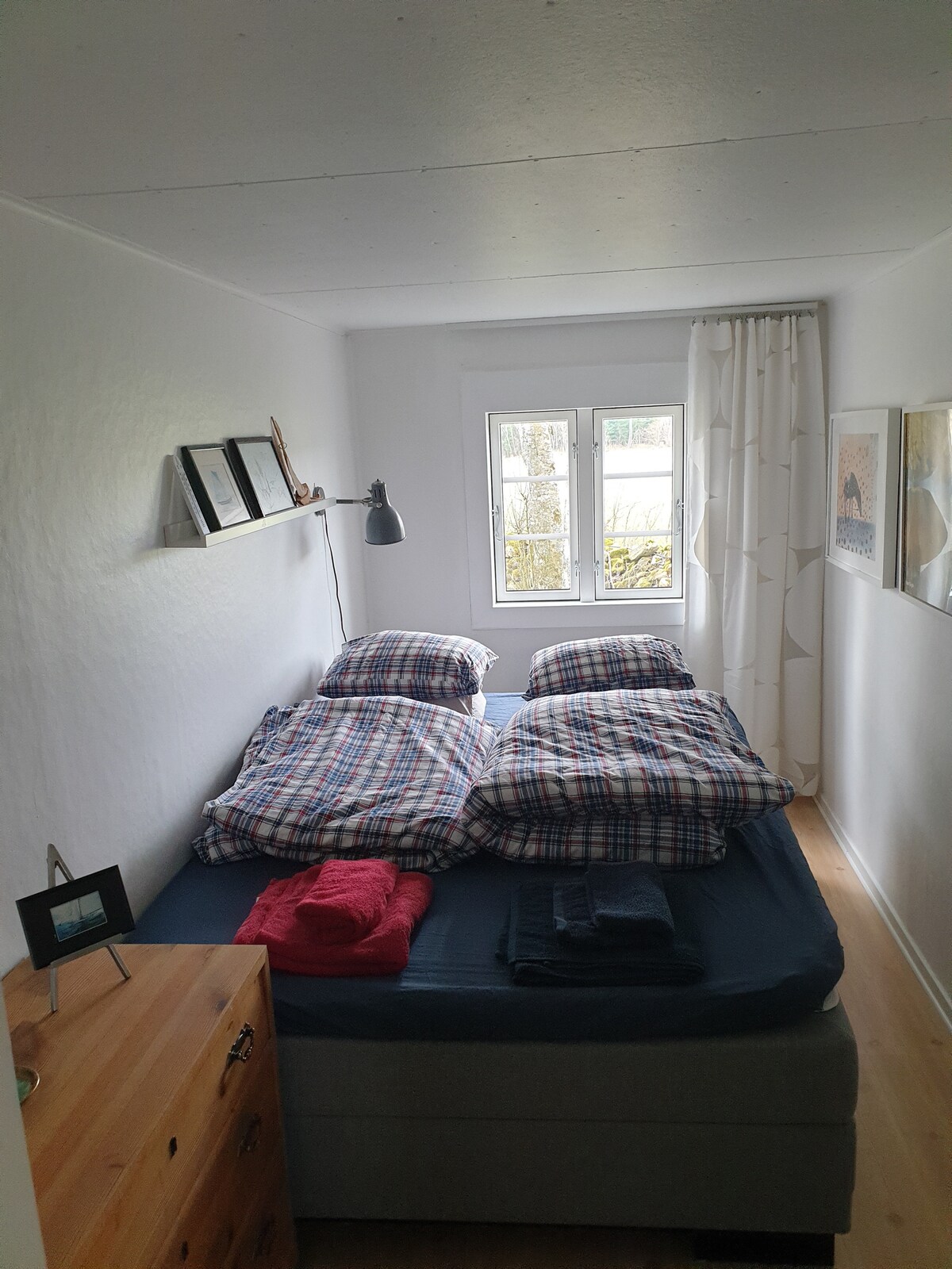 Kleine, mooie slaapkamers die meer op een hut lijken. 
Let op, de slaapkamers hebben alleen gordijnen als afsluiting.
