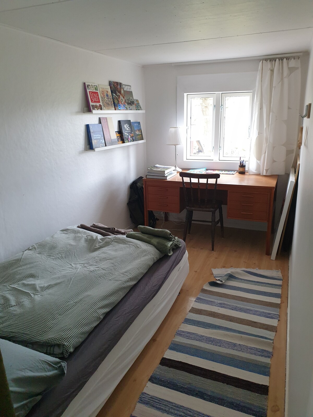 bed 200 x 100 cm 
Let op, alleen gordijnen als deur naar de slaapkamer
Werkplek, als je een scherm en dockingstation wilt, laat het ons weten en we regelen het.
