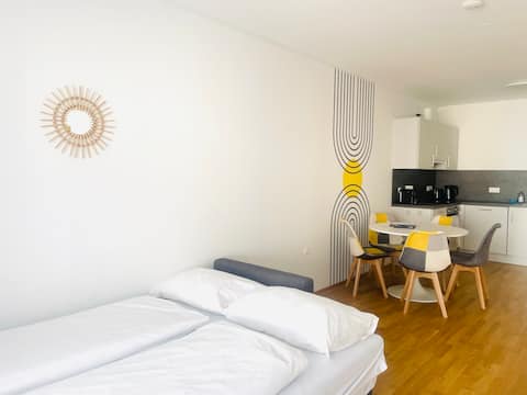 Top Airbnb: Apstay superior: city flair and free parking in Gries