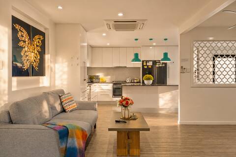 4BR Home| Private Patio | Sleep 8 | Near Sunnybank