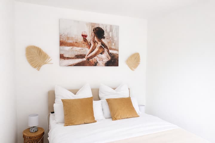 Chumba cha kulala chenye mwanga na kitanda cha watu wawili cha sentimita 160 x 200, taa ya kando ya kitanda, kabati lenye droo