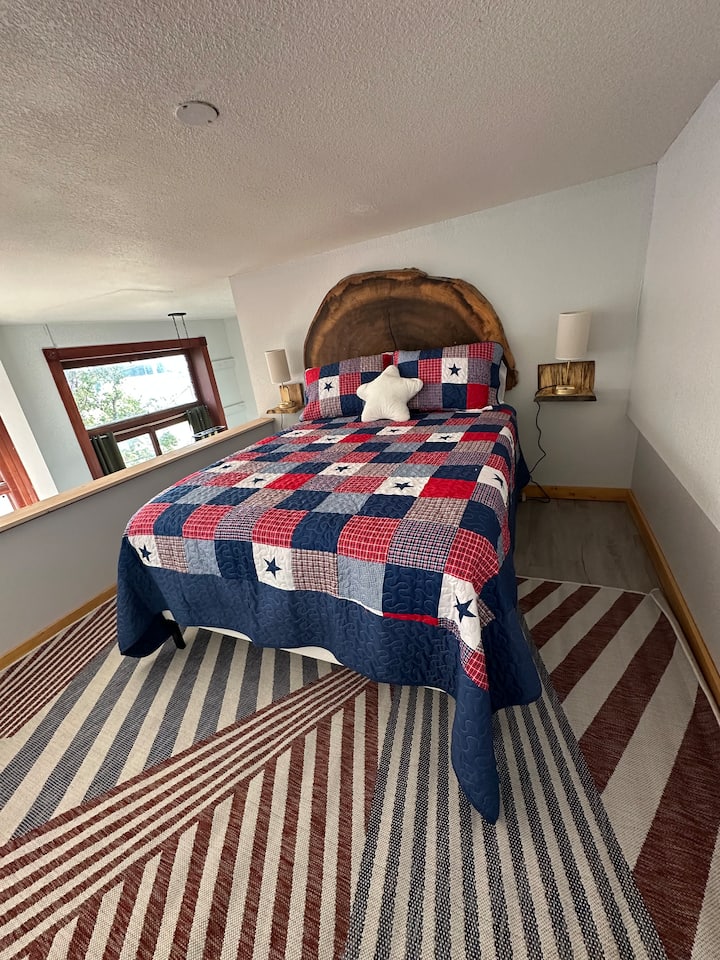 Голем кревет во поткровјето