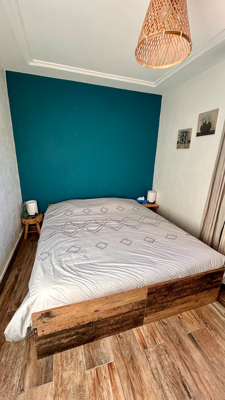 ambiance cosy avec mur bleu canard et literie douce