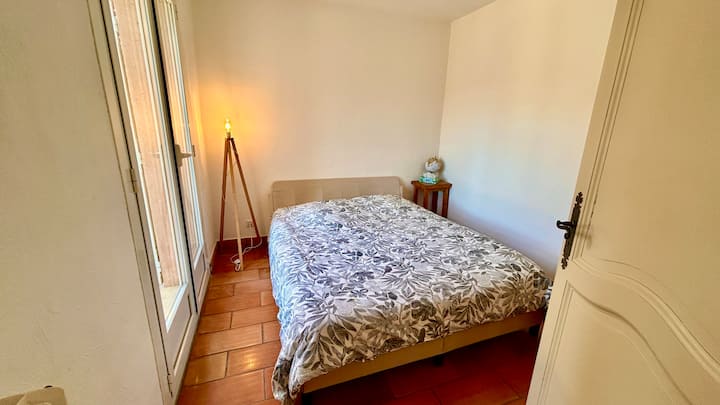 Chambre 1 – tomettes d'origine, lit en bois, ambiance maison de campagne authentique