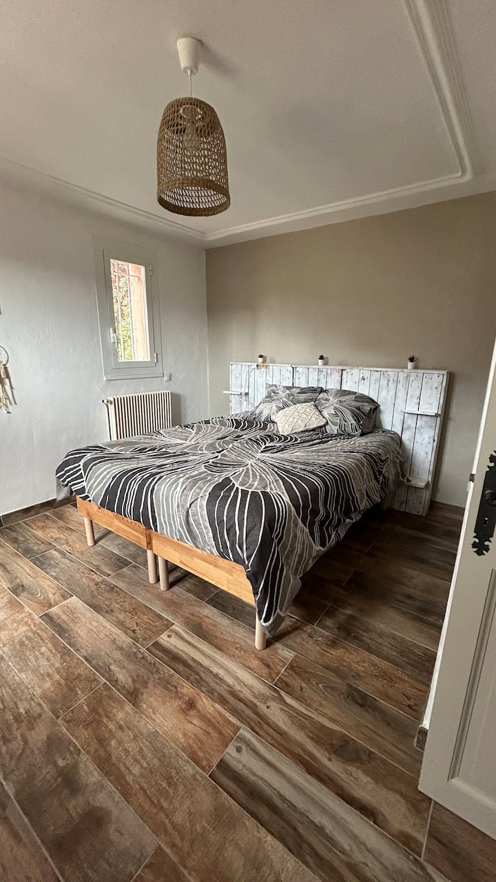 lit double, carrelage parquet bois, lumière naturelle