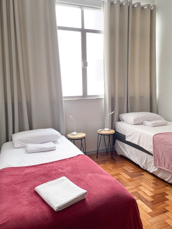 Twee eenpersoonsbedden met een uitschuifbed, grote kast met lades, airconditioning, plafondventilator en licht met afstandsbediening. Ideaal voor kinderen, vrienden of mensen die licht reizen!