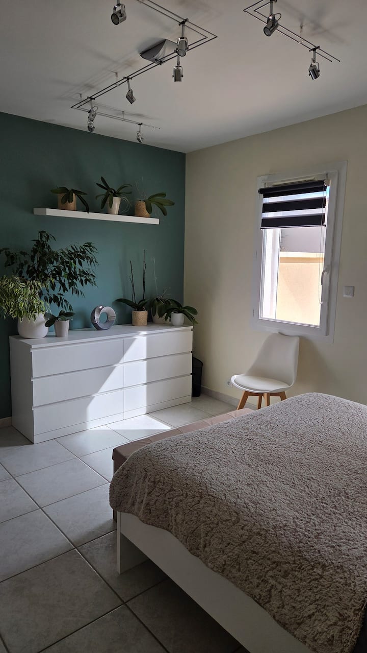 Chambre calme, lumineuse et décorée avec soin. Grande commode , placard et étagères pour vos effets. Parfait pour se détendre après une journée de visite ou de travail. Ambiance zen et confort assuré.