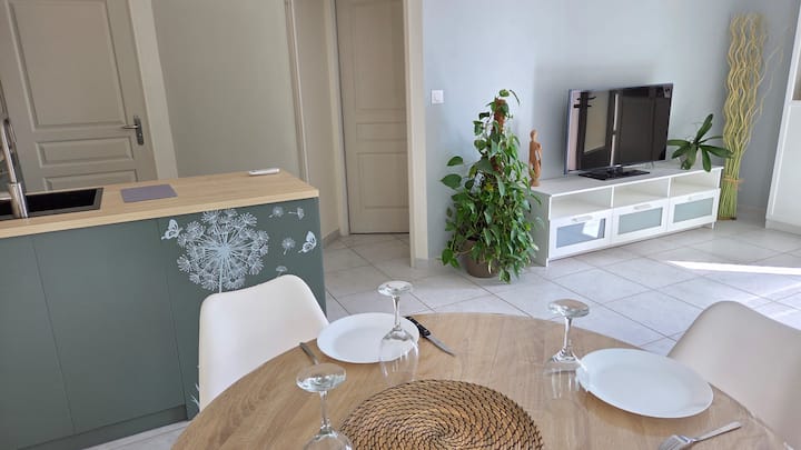 Séjournez dans ce logement lumineux au design moderne et épuré. Profitez d'un salon confortable avec TV et d'un coin repas convivial, idéal pour vos dîners. Espace chaleureux, décoration soignée et propreté irréprochable pour un séjour parfait.