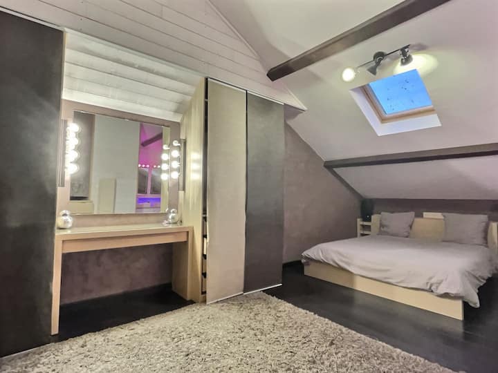 Veliki apartman s bračnim krevetom i kadom u spavaćoj sobi s dva umivaonika 