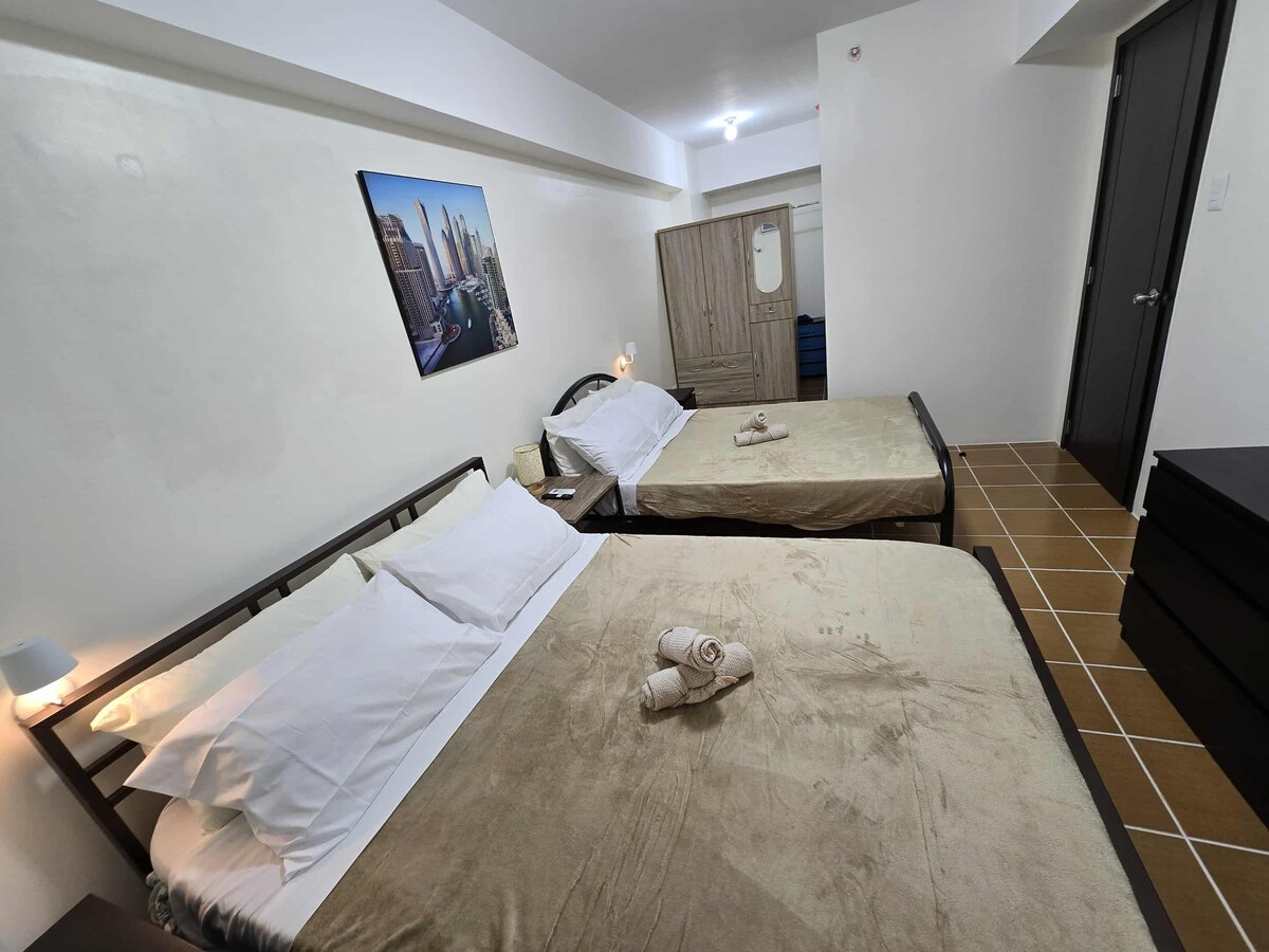 1 cama tamaño queen y 1 cama doble, 1 habitación totalmente climatizada, 1 televisor inteligente de 32 pulgadas con Netflix listo, vestidores vacíos con perchas, lámparas de mesa y 2 lámparas de lectura montadas en la pared, plancha y un espejo de cuerpo entero de 5 pies.