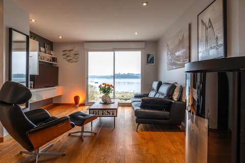 Popular Airbnb listing: Unique apartment, right on the water. in Île Tudy
