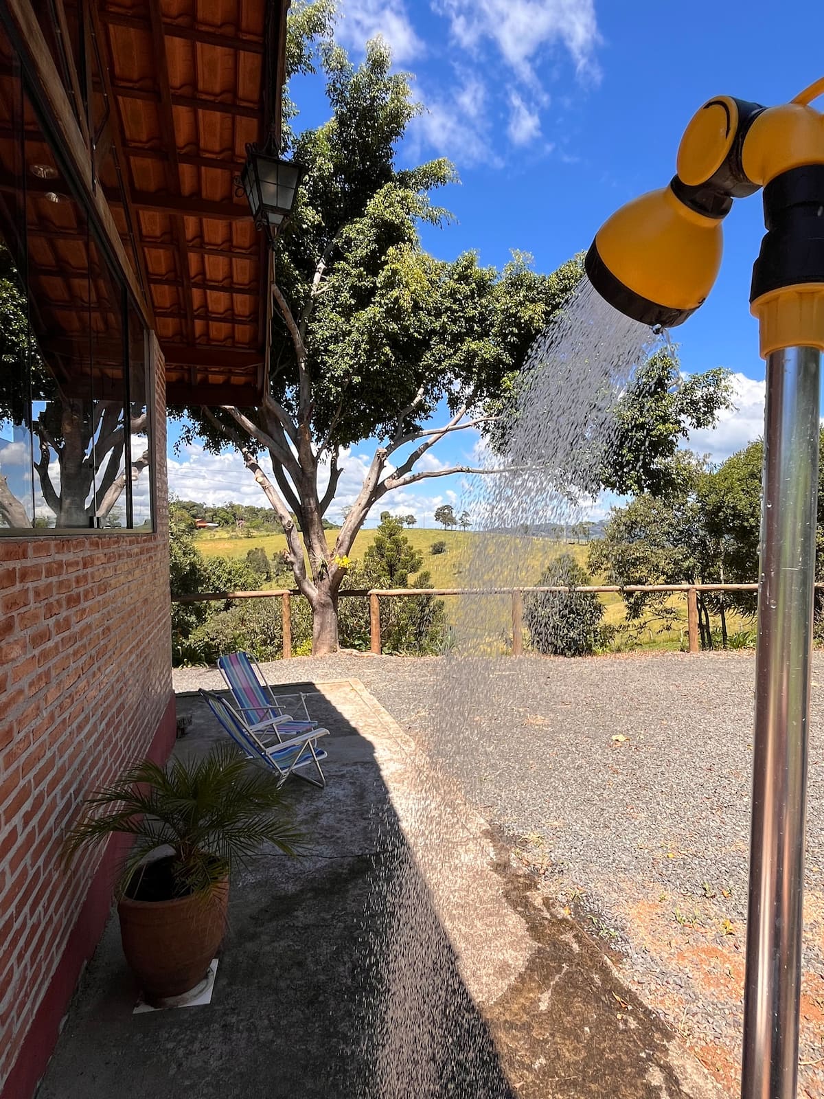 Área externa da cabana entre as árvores