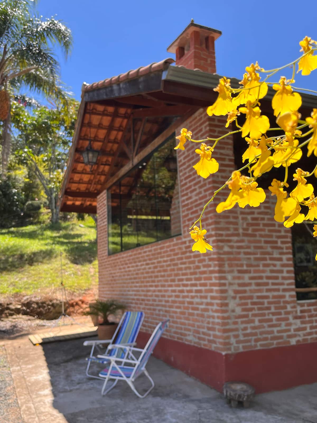 Fachada da cabana em meio ao verde