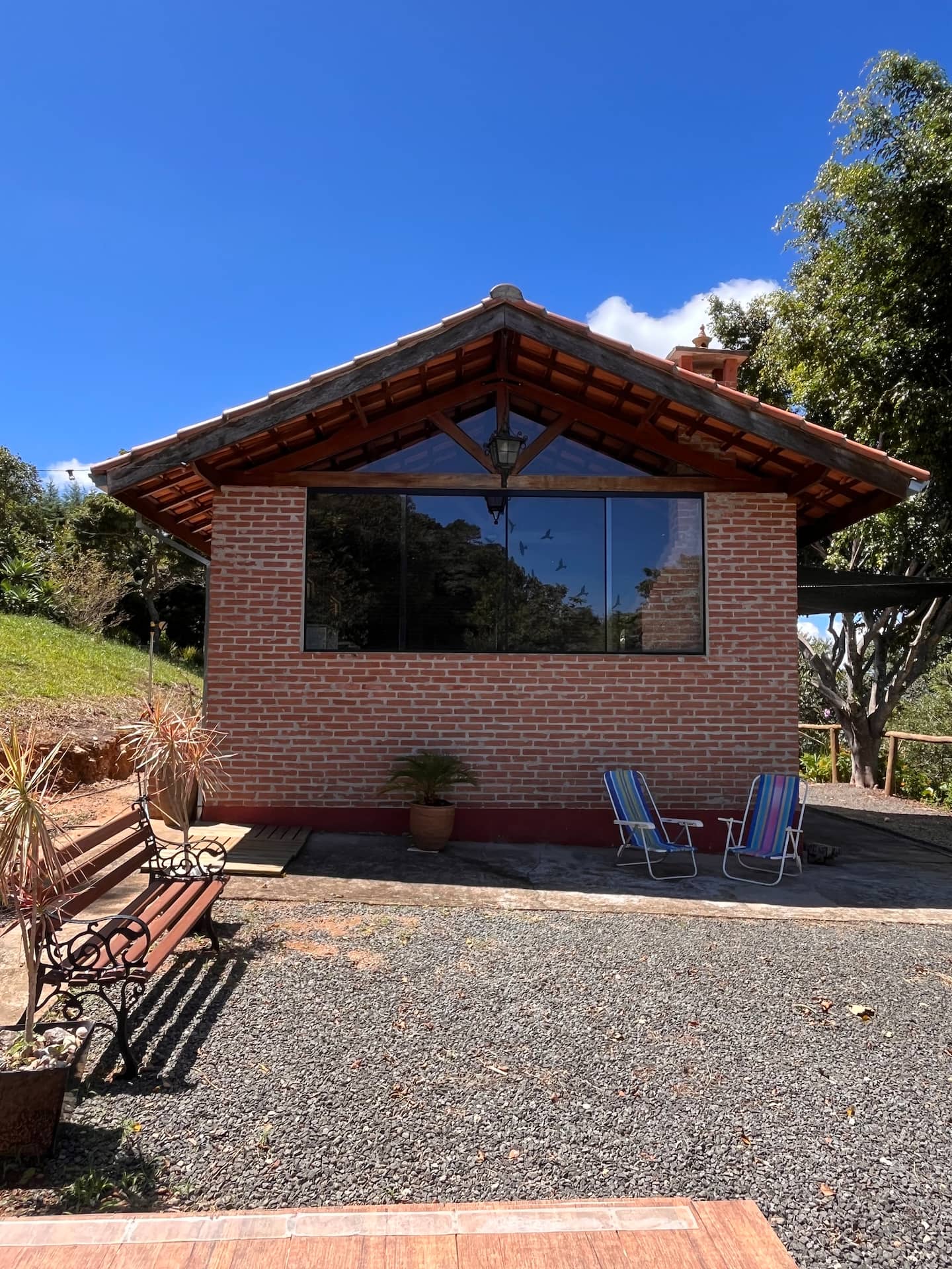 Fachada da cabana de 60 m² com grandes janelas de vidro