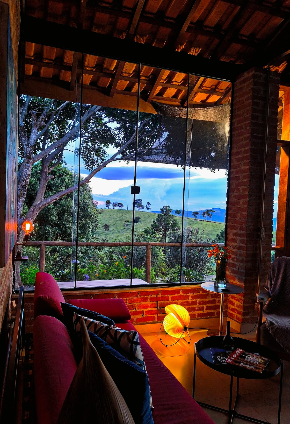 Sala com grandes janelas e vista para o vale