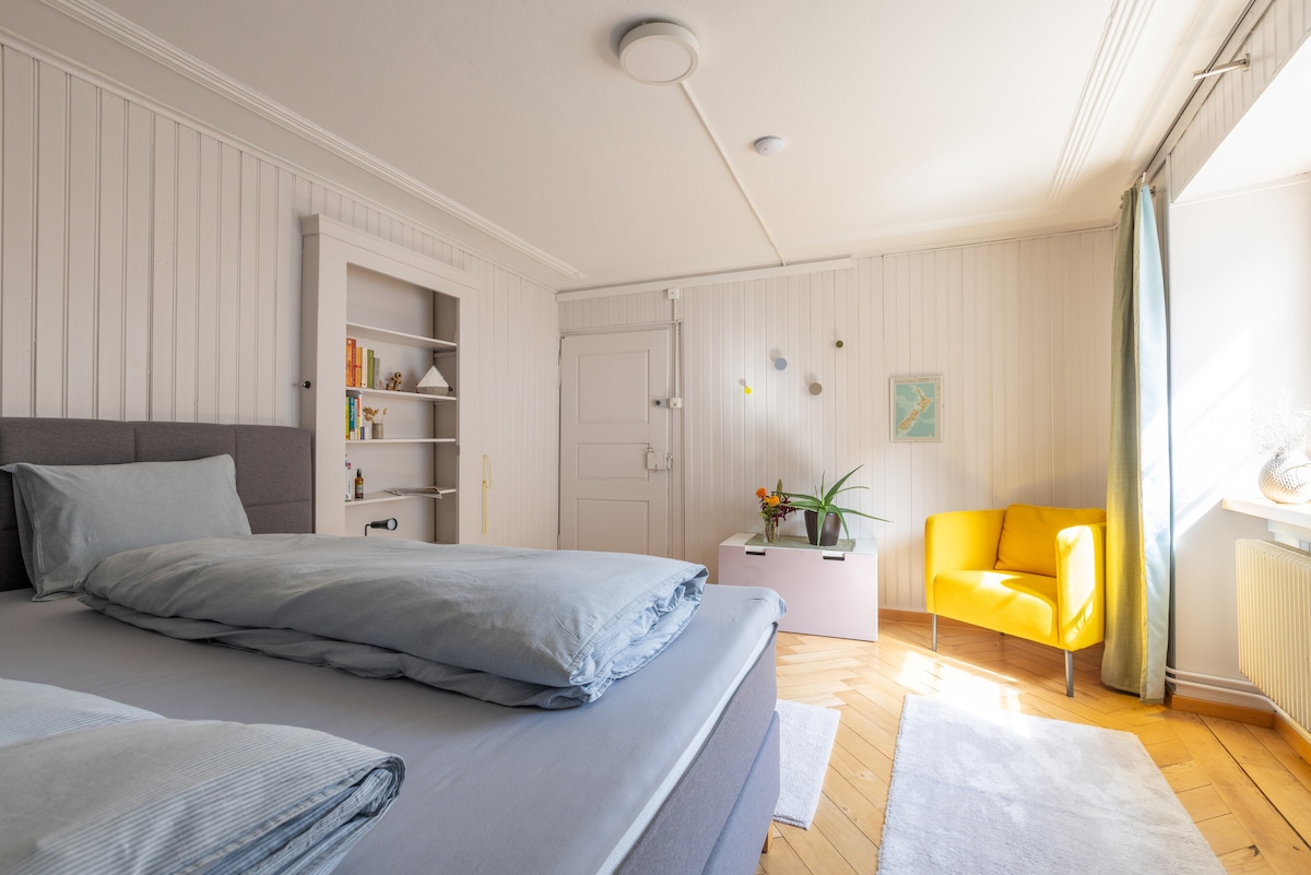 Grosses, gemütliches Schlafzimmer mit 2x2m Doppelbett, Verdunklungsmöglichkeit, echter Fischgeräte-Parkett-Boden. Ein Raumluftfilter und im Sommer ein Ventilator sorgen jederzeit für ein angenehmes Raumklima.