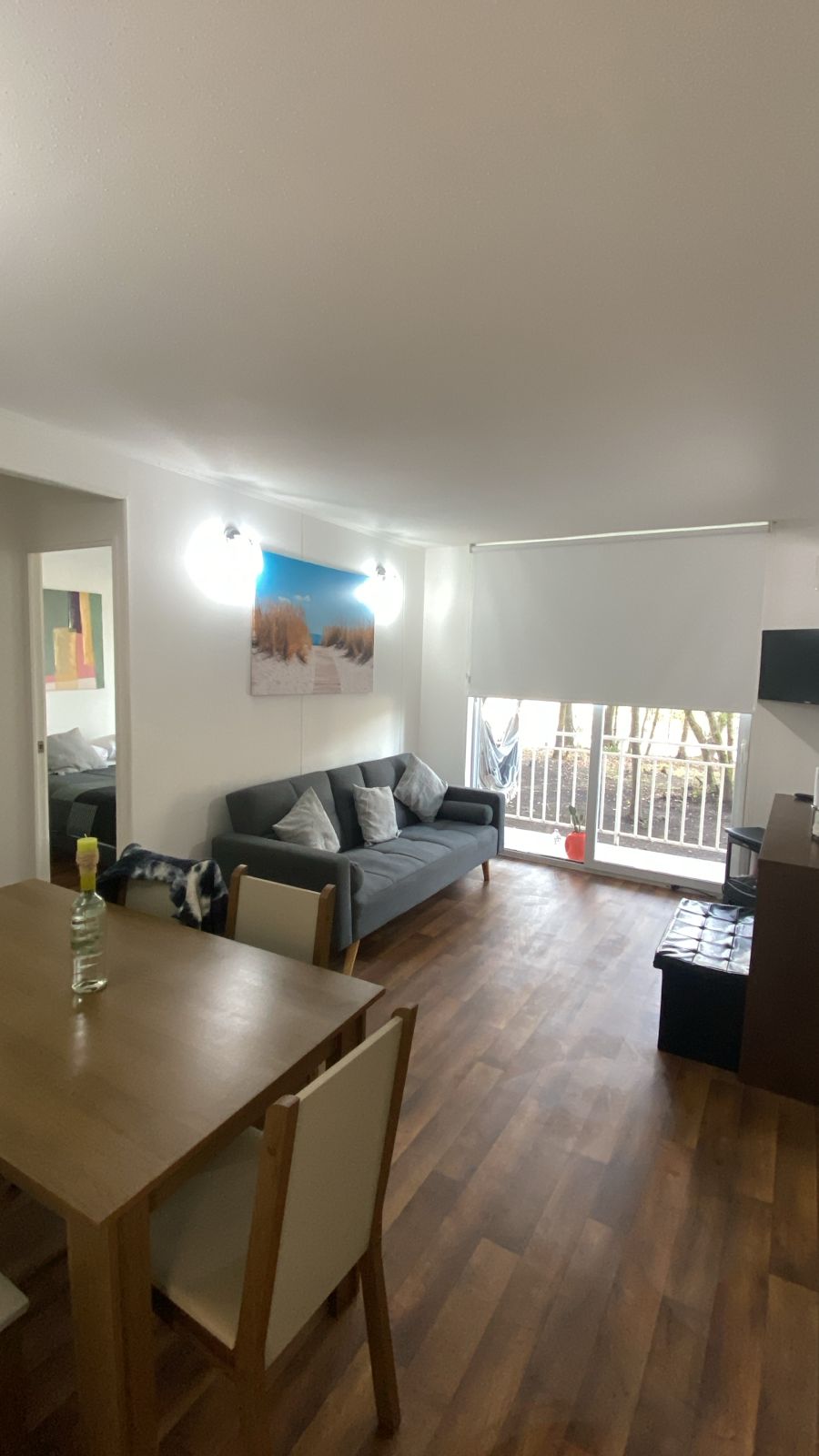 Კომფორტული მისაღები ოთახი ტერასაზე გასასვლელით