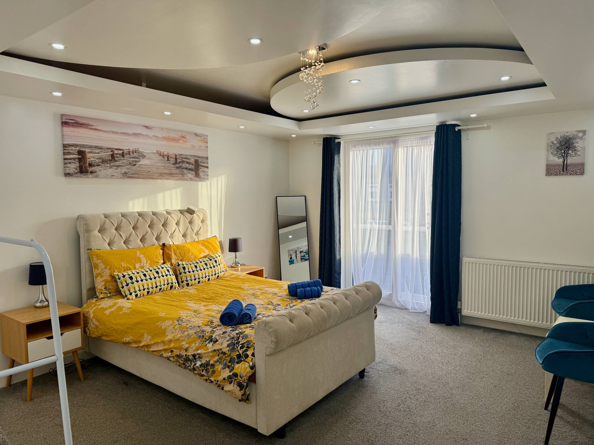 Modern Elegant Retreat - 4 Bedrooms & Parking