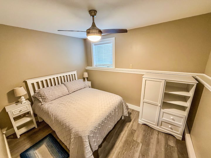 Dormitorio de invitados con cama matrimonial