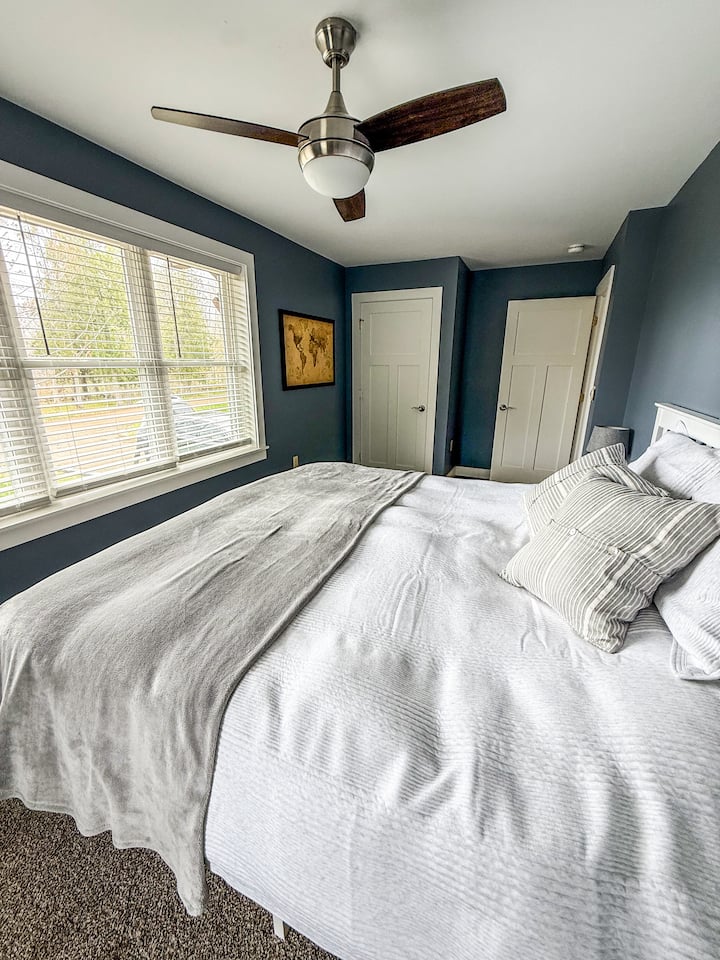 Suite en el dormitorio principal con una cama tamaño king y baño privado. 