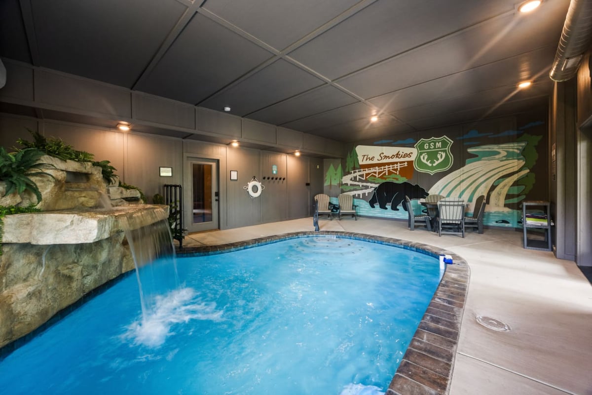 Waterfall Cove- Spacious Indoor Pool Cabin.