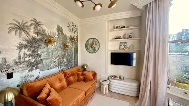 Ამ ბიჯუს სტუდიოში მრავალფუნქციური სივრცის უზრუნველყოფა საგანგებოდ შემუშავებულ დიფაბეტსა და საწოლში ინვესტიციის ჩადების გადაწყვეტილება იყო. Დიფაბეტი შედგება თქვენი ჩამოსვლისას, თუ კონკრეტულად არ მოითხოვთ თეთრეულის შენახვას ახლომდებარე ოსმალეთში