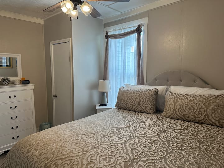 غرفة نوم بسريرين كبيرين وتلفزيون 