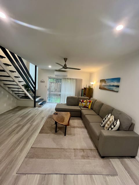 Top Airbnb: The Lazy Break - sunshine, pool, beach, relax! in Trinity Beach