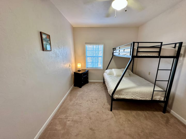 Veliki krevet na kat na dnu i dvostruki krevet na vrhu koji omogućuje da tri osobe udobno spavaju u ovoj spavaćoj sobi. 