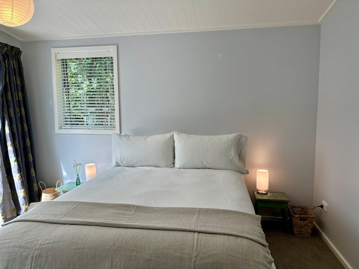 Chumba cha pili cha kulala kilicho na kitanda cha watu wawili na mtaro wa kujitegemea hadi bustani.