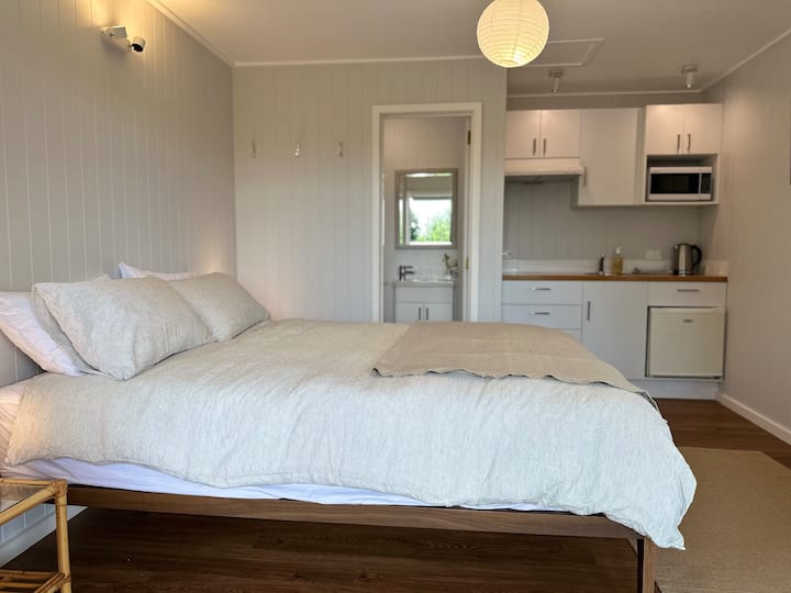 Chumba cha tatu cha kulala mara mbili chenye ufikiaji tofauti, wa nje kutoka kwenye nyumba kuu iliyo na WC na chumba kidogo cha kupikia. 