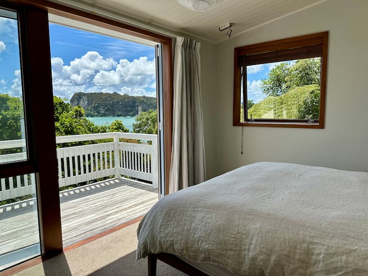 Mandhari ya Panoramic kutoka kwenye milango ya Kifaransa ya chumba kikuu cha kulala kinachoelekea kwenye staha. 