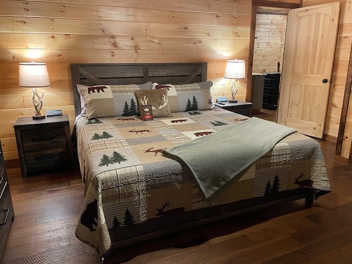 חדר שינה קינג מפלס מרפסת, עם גישה לג'קוזי, מדורת גן. תחנות טעינה ממש ליד המיטה! 