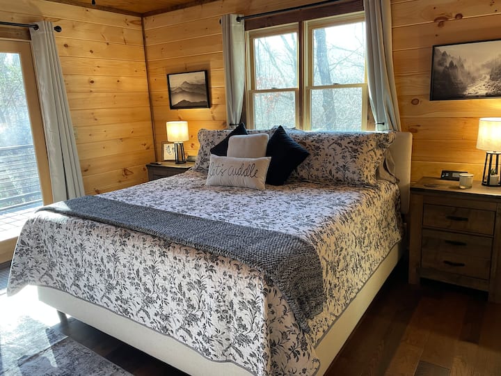 חדר שינה ראשי קינג עם גישה למרפסת עם מסך 