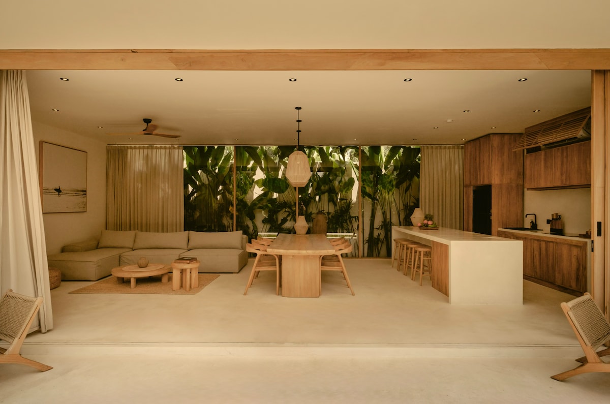 Villa in South Kuta · ★4.67 · 3 bedrooms · 3 beds · 3 private baths รายการ Airbnb เปรียบเทียบ