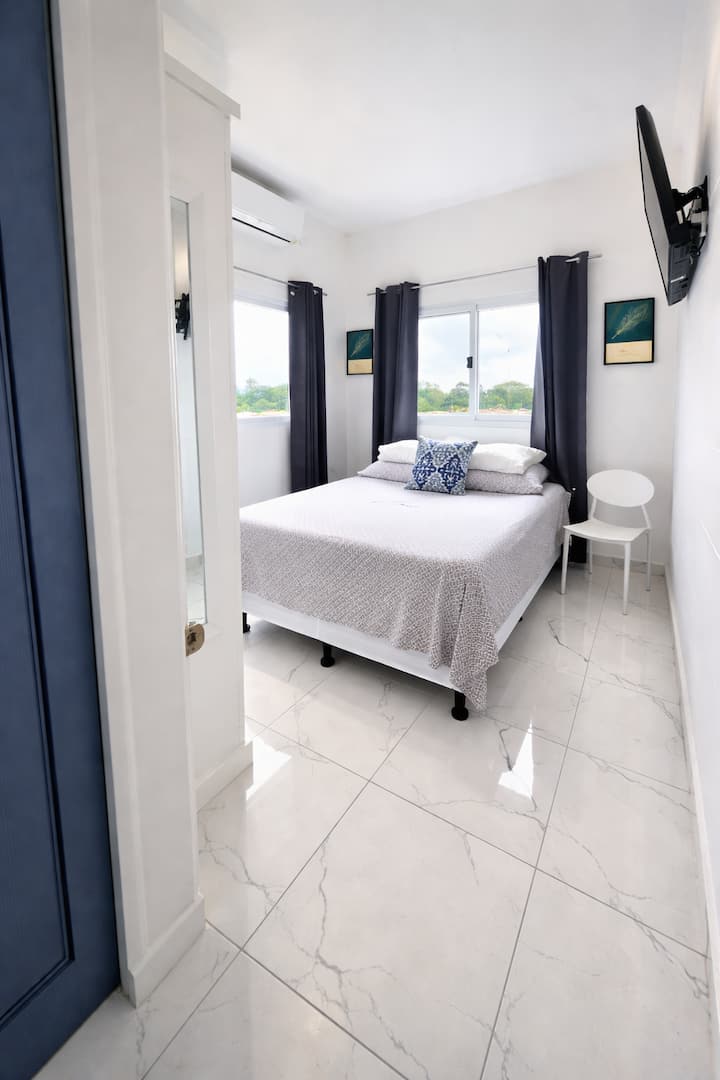 חדר שינה 2 עם חלון זכוכית כפול, הגנת קרן אולטרה סגולה, טלוויזיה -40, אינטרנט אלחוטי בכבלים, מיזוג אוויר, מלתחה, מייבש שיער.