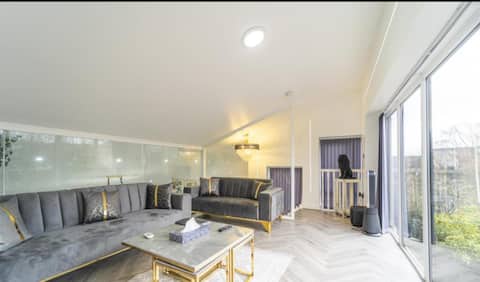 Popular Airbnb listing: New modern stylish villa with out-door Hot-Tub in Jewellery Quarter
