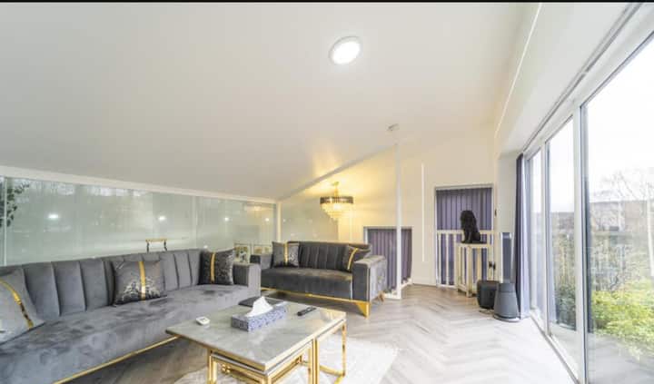 New Modern Stylish Villa With Out-door Hot-tub - Birmingham