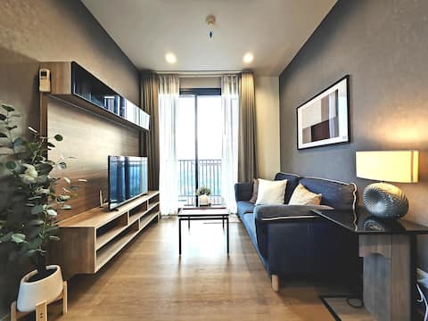 Nirin: 2 Beds Stylish Skyview @MRT Wongsawangs