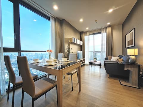 Nirin: 2 Beds Stylish Skyview @MRT Wongsawangs