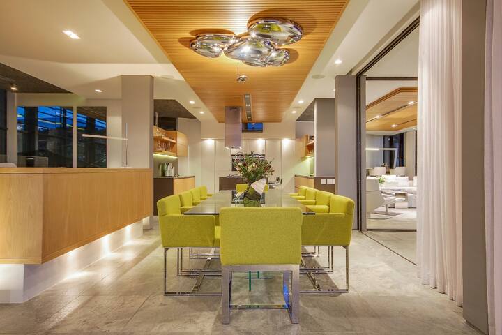 Skyline Retreat 5BR gallery image 5