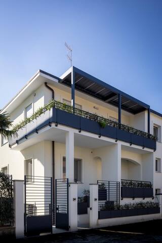 White House/Villa con posti auto gallery image 2